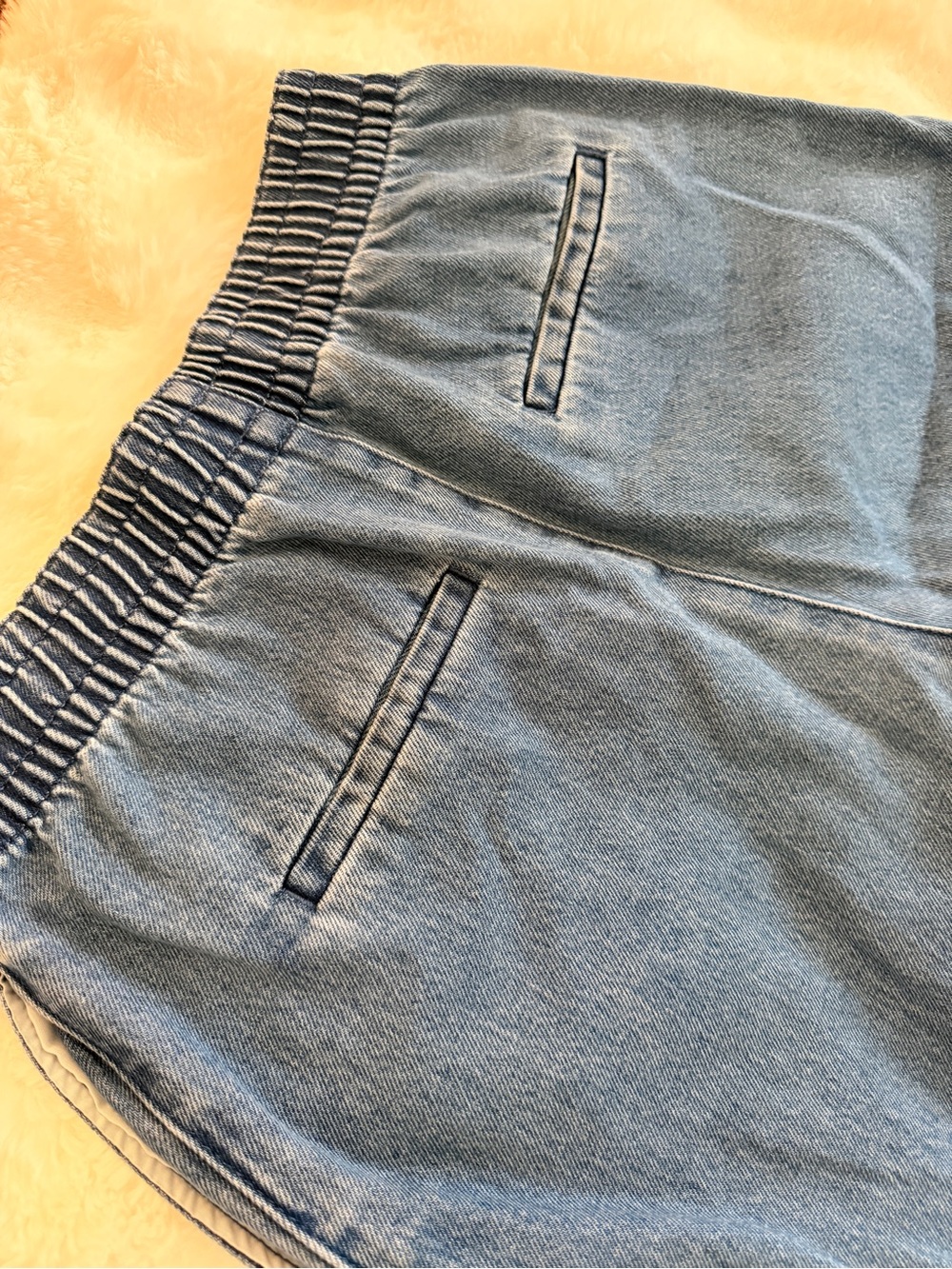 H&M Elastic High-Waist Wide-Leg Jeans for Women - Picture 4 of 4